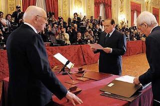 Il Presidente Giorgio Napolitano durante la cerimonia di giuramento al Quirinale del nuovo Presidente del Consiglio Silvio Berlusconi