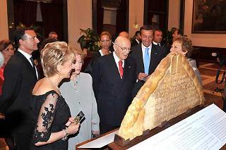 Il Presidente Giorgio Napolitano durante la visita alla Mostra allestita a cura del Museo Ebraico di Roma intitolata &quot;Da Gerusalemme a Roma, e ritorno. Il Viaggio della menorà fra storia e mito&quot;
