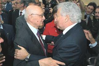 L'abbraccio tra il Presidente della Repubblica Giorgio Napolitano e Renzo Gattegna, Presidente delle Unioni delle Comunità Ebraiche in Italia, in occasione della XXI edizione della Fiera del Libro