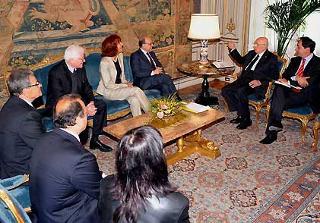 Il Presidente Giorgio Napolitano, nella foto con il Consigliere Pasquale Cascella, durante l'incontro con gli Editori e gli autori della prefazione del libro &quot;Diario di Guerra&quot; di Bruno Trentin.