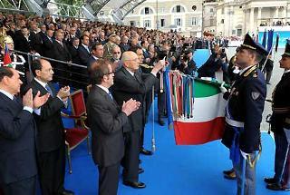 Il Presidente Giorgio Napolitano con le più Alte Cariche dello Stato per il 156° anniversario di fondazione della Polizia di Stato. Nella foto il Presidente Napolitano consegna la Medaglia d'Oro al Merito Civile alla Bandiera