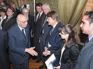 Il Presidente Giorgio Napolitano con i vincitori del Premio ENI Award 2008, all'Accademia dei Lincei. A destra nella foto: Silvia Cereda e Gian Luca Chiarello, premiati con il riconoscimento &quot;Debutto per la Ricerca&quot;