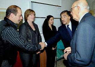 Il Presidente Giorgio Napolitano, accompagnato dal Ministro della Difesa Ignazio La Russa mentre si intrattiene con i familiari del Caporalmaggiore degli Alpini Andrea Tomasello, ferito in un attentato in Afghanistan