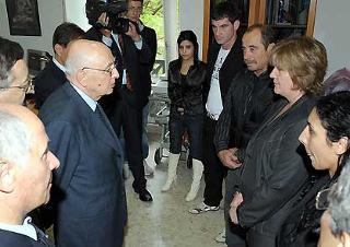 Il Presidente Giorgio Napolitano si intrattiene con i familiari di Andrea Tomasello, il Caporalmaggiore degli Alpini ferito in Afghanistan