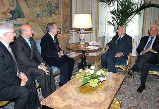 Il Presidente Giorgio Napolitano, a fianco il Segretario generale del Quirinale, Donato Marra, durante i colloqui con i Segretari Generali di CGIL, UIL e CISL Epifani, Angeletti e Bonanni.