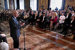 Il Presidente Giorgio Napolitano, rivolge il suo saluto alla delegazione dell'Associazione Sclerosi Multipla, per il 40°anniversario di costituzione del sodalizio