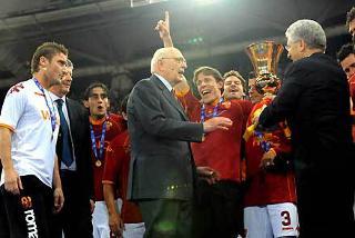 Il Presidente Giorgio Napolitano durante la premiazione allo Stadio Olimpico al termine della finale di Roma-Inter per la Coppa Italia vinta dalla Roma