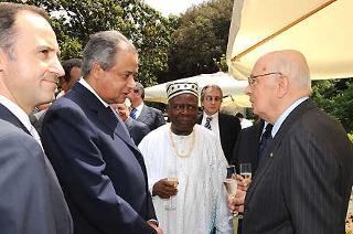 Il Presidente Giorgio Napolitano si intrattiene con alcuni rappresentanti alla &quot;Giornata dell'Africa&quot; al termine della cerimonia per il 45° anniversario della fondazione dell'Organizzazione dell'Unità Africana