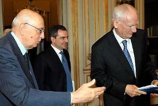 Il Presidente Giorgio Napolitano accoglie nel suo studio al Quirinale Philippe Maystadt e Dario Scannapieco, rispettivamente Presidente e Vice Presidente della Banca Europea degli Investimenti