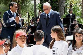 Il Presidente Giorgio Napolitano con i giovani, nei Giardini del Quirinale, in occasione della &quot;Festa di Primavera&quot;