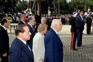 Il Presidente Giorgio Napolitano accompagnato dalla moglie Clio, nella foto con il Presidente del Consiglio Silvio Berlusconi e dal Presidente della Corte costituzionale Franco Bile, durante il ricevimento nei giardini del Quirinale