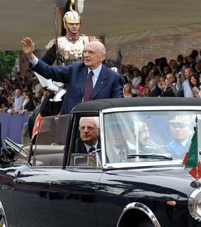 Il Presidente Giorgio Napolitano su via dei Fori Imperiali risponde al saluto della gente