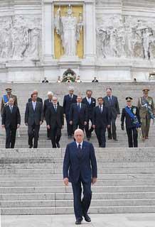 Il Presidente Giorgio Napolitano con le Alte Cariche dello Stato, dopo aver reso omaggio al Milite Ignoto, in occasione della Festa Nazionale della Repubblica