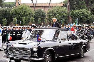 Il Presidente Giorgio Napolitano mentre passa in rassegna le formazioni schierate per la rivista militare
