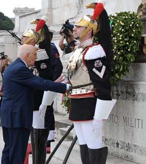 Il Presidente Giorgio Napolitano mentre rende omaggio al Milite Ignoto