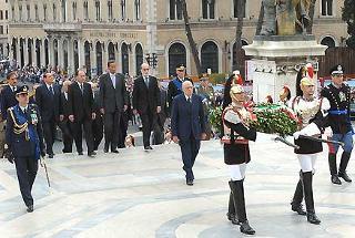 Il Presidente Giorgio Napolitano accompagnato dalle Alte Cariche dello Stato, ascende la Scalea del Vittoriano per deporre una Corona dall'Alloro al Sacello del Milite Ignoto