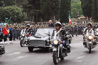 Il Presidente Giorgio Napolitano mentre passa in rassegna le formazioni schierate