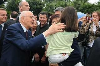 Il Presidente Giorgio Napolitano tra la gente, nei Giardini del Quirinale, in occasione della Festa Nazionale della Repubblica