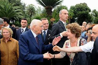 Il Presidente Giorgio Napolitano tra la gente in occasione dell'apertura dei Giardini del Quirinale per la Festa Nazionale della Repubblica