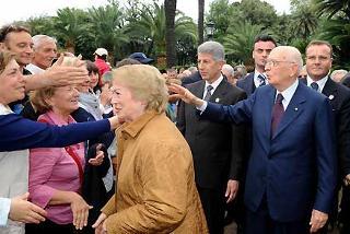 Il Presidente Giorgio Napolitano e la Signora Clio tra la gente in occasione dell'apertura dei Giardini del Quirinale per la Festa Nazionale della Repubblica