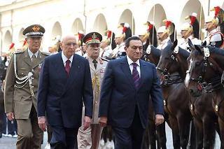 Il Presidente Giorgio Napolitano con Hosni Mubarak, Presidente della Repubblica Araba d'Egitto in visita ufficiale in Italia durante gli onori militari
