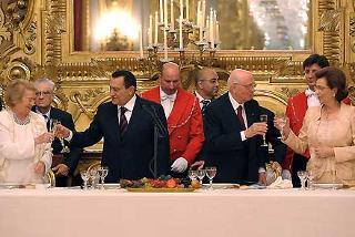 Il Presidente della Repubblica Italiana e della Repubblica Araba d'Egitto, Giorgio Napolitano e Hosni Mubarak con rispettive Signore durante il brindisi al pranzo di Stato in onore dell'Illustre Ospite