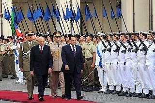 Il Presidente Giorgio Napolitano con Hosni Mubarak, Presidente della Repubblica Araba d'Egitto in visita ufficiale in Italia, durante gli onori militari