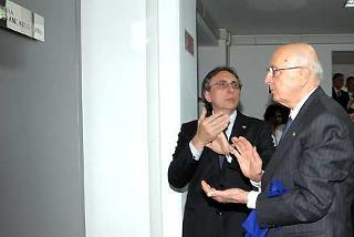 Il Presidente Giorgio Napolitano con Lucio D'Alessandro, Direttore della Scuola di Giornalismo durante la cerimonia di intitolazione a Giancarlo Siani dell'Aula multifunzionale