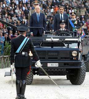Il Presidente Giorgio Napolitano, accompagnato dal Ministro della Difesa Ignazio La Russa, passa in rassegna le truppe schierate.
