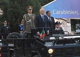 Il Presidente Giorgio Napolitano, nella foto con il Ministro della Difesa Ignazio La Russa ed il Consigliere Militare Rolando Mosca Moschini, durante la celebrazione del 194°anniversario dell'Arma dei Carabinieri.