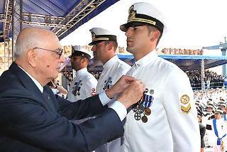 Il Presidente Giorgio Napolitano consegna le Onorificenze al Merito di Marina in occasione della celebrazione della Festa della Marina
