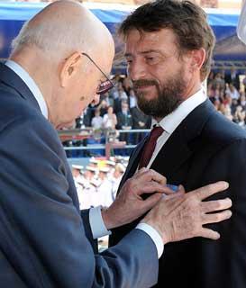 Il Presidente Giorgio Napolitano consegna l'Onorificenza a Giovanni Soldini, sportivo di notevole prestigio internazionale nel mondo della vela in occasione della Festa della Marina