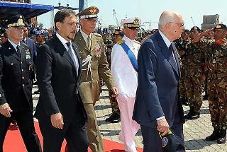 Il Presidente Giorgio Napolitano alla celebrazione della Festa della Marina, passa in rassegna lo schieramento delle rappresentative della Marina Militare