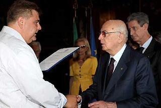 Il Presidente Giorgio Napolitano consegna la Medaglia d'Oro al Valor Civile alla memoria di Denis Zanon, al fratello Massimo