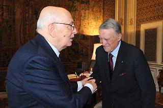 Il Presidente Giorgio Napolitano con il Dott. Paolo Terribile della Federazione dei Distretti Italiani e una delegazione del sodalizio, in occasione dell'incontro al Quirinale