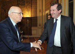 Il Presidente Giorgio Napolitano accoglie Pierluigi Stefanini in occasione dell'incontro.
