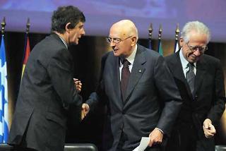 Il Presidente Giorgio Napolitano, nella foto con Tommaso Padoa Schioppa e Jean Pierre Jouyet, al termine del suo intervento alla sessione plenaria degli Stati Generali dell'Europa