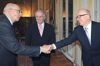 Il Presidente Giorgio Napolitano accoglie Ivano Barberini, Presidente dell'Istituto di Ricerche Internazionali Archivio Disarmo in occasione dell'incontro al Quirinale, unitamente al Maestro Daniel Barenboim, vincitore del Premio Internazionale "Colombe d'Oro per la Pace"