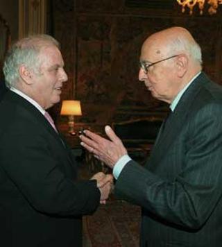 Il Presidente Giorgio Napolitano con il Maestro Daniel Barenboim, vincitore del Premio Internazionale "Colombe d'Oro per la Pace"