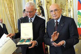 Il Presidente Giorgio Napolitano plaude Hans-Gert Pottering, Presidente del Parlamento Europeo, dopo avergli consegnato l'onorificenza di Cavaliere di Gran Croce dell'Ordine &quot;al Merito della Repubblica Italiana&quot;