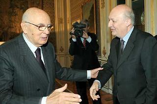 Il Presidente Giorgio Napolitano accoglie Sandro Bondi, Ministro per i Beni e le Attività Culturali in occasione dell'incontro al Quirinale