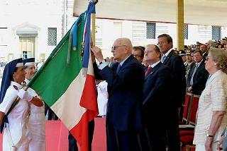 Il Presidente Giorgio Napolitano consegna la Medaglia d'Oro al Merito Civile alla Bandiera del Corpo Nazionale delle Infermiere Volontarie della Croce Rossa Italiana in occasione del centenario di costituzione del Corpo