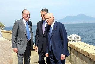 Il Presidente Giorgio Napolitano con il Re di Spagna Juan Carlos ed il Presidente della Repubblica del Portogallo Aníbal Cavaco Silva, durante la breve passeggiata a Villa Rosebery