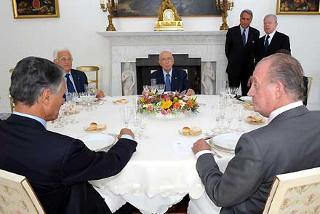 Il Presidente Giorgio Napolitano con Aníbal Cavaco Silva, Presidente della Repubblica del Portogallo e S.M. il Re di Spagna, Juan Carlos, durante la colazione di lavoro a Villa Rosebery