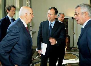 Il Presidente Giorgio Napolitano al suo arrivo a Villa Madama, in occasione della conferenza indetta dall'Aspen Institute Italia, accolto dai Ministri Tremonti e Frattini e da John Elkann, Vice Presidente del sodalizio.