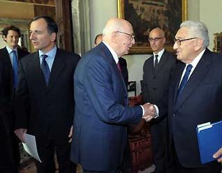 Il Presidente Giorgio Napolitano con Henry Kissinger, Franco Frattini e John Elkann, in occasione della conferenza indetta dall'Aspen Institute Italia.