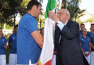 Il Presidente Giorgio Napolitano consegna la Bandiera Italiana all'Alfiere Antonio Rossi.