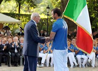 Il Presidente Giorgio Napolitano si congratula con l'Alfiere Antonio Rossi al quale, il Capo dello Stato, ha consegnato la Bandiera Tricolore.