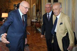 Il Presidente Giorgio Napolitano accoglie Umberto Mariotti Bianchi e Franco Onorati, rispettivamente Presidente e Vice Presidente del Gruppo dei Romanisti per presentere la Strenna dei Romanisti 2008
