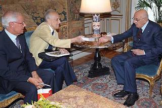 Il Presidente Giorgio Napolitano riceve la Strenna dei Romanisti 2008, dal Presidente del Gruppo dei Romanisti, Umberto Mariotti Bianchi